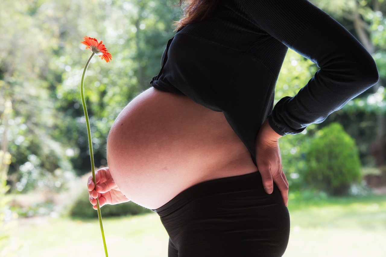 満月の日は排卵が促進され妊娠しやすいのか？また妊娠中に起こりうる症状とは？